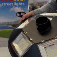 LUMINÁRIA LED SOLAR 200W C/ SENSOR DE MOVIMENTO E POSTE