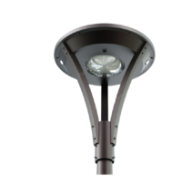 Luminária Solar com Sensor de Luminosidade e Movimento instalada em jardim ao entardecer